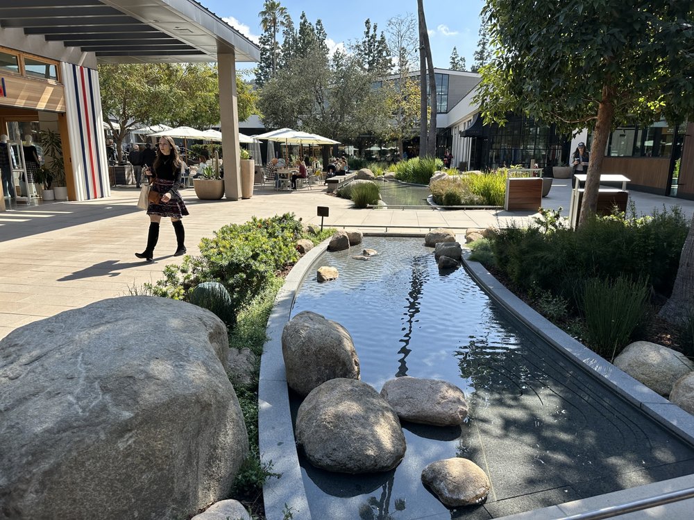 The Shops at Sportsmen’s Lodge water feature