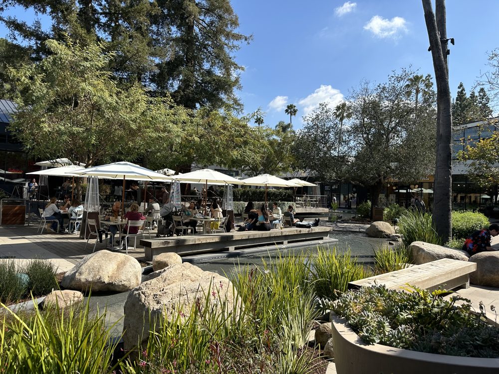 The Shops at Sportsmen’s Lodge Outdoor seating